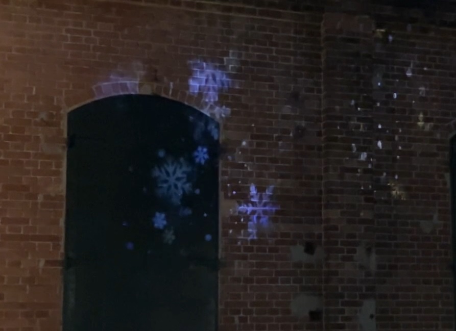 赤レンガ棟に雪が降るライトアップ