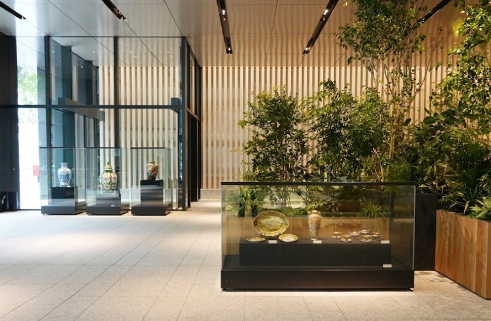1階エントランスロビー　オールドノリタケや飾り花瓶などの展示